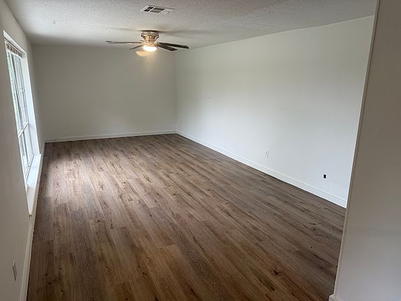 4th image of 209 N Elm St