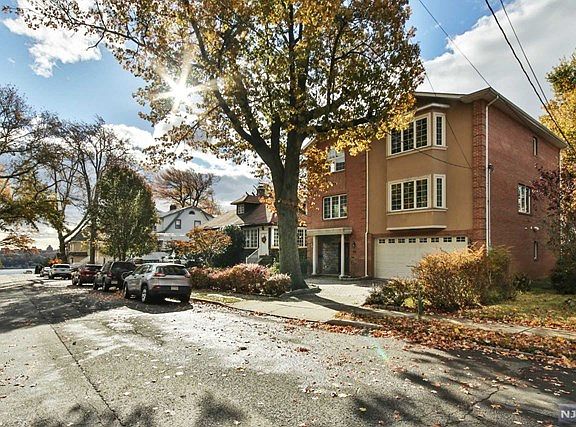 3rd image of 40 Knox Ave