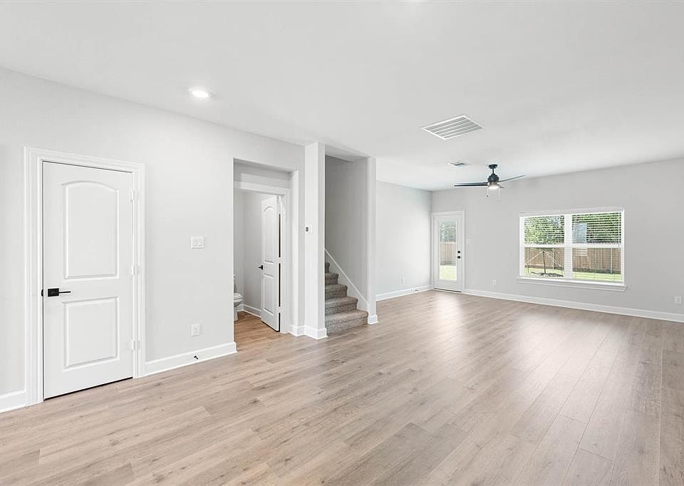 1st image of 332 Live Oak Ln #332
