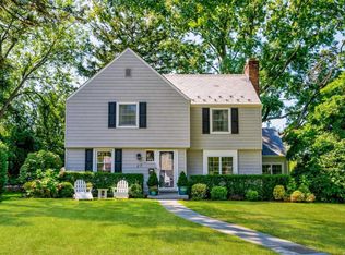 27 Crestwood Rd, Port Washington, NY 11050