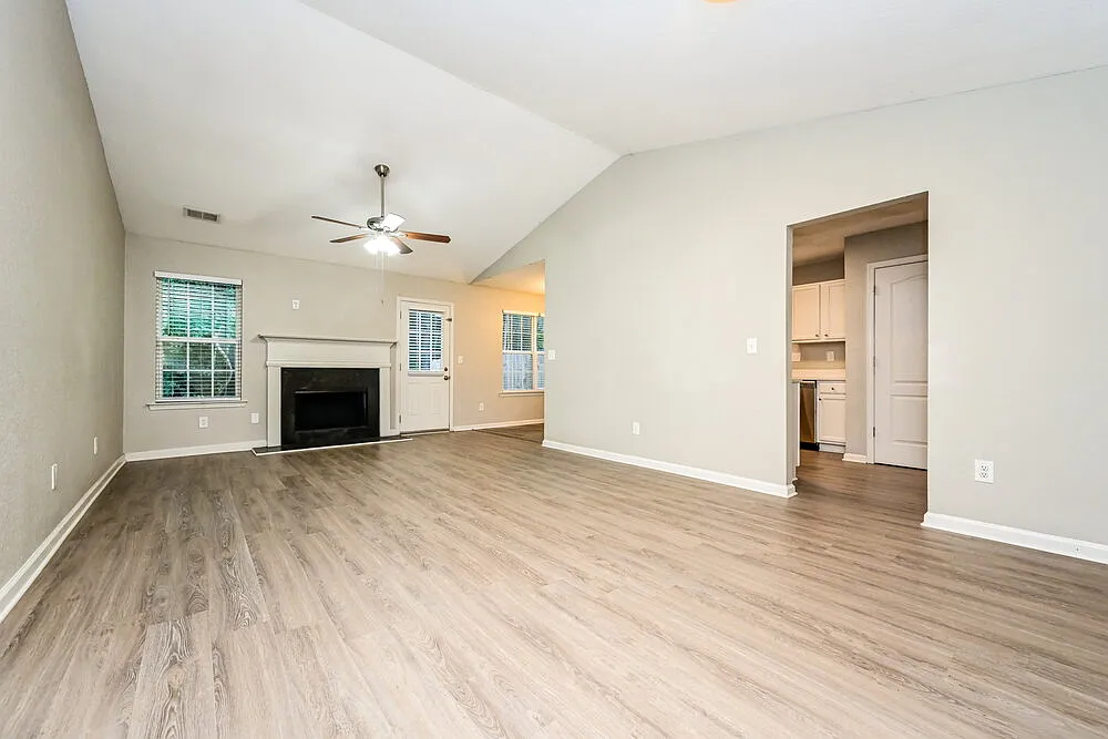 3 bed, 2.0 bath, 1309 sqft, $1,790 — Photo 3