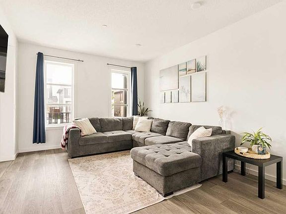 5th image of 39 Howse Rise NE