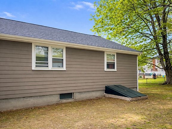 5th image of 24 Evelyn Ln