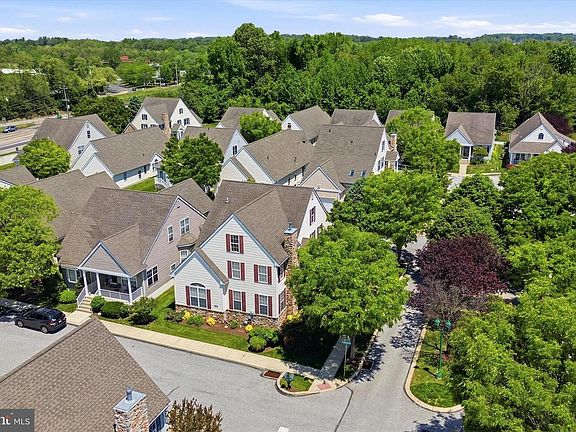 5th image of 400 Lantern Ln