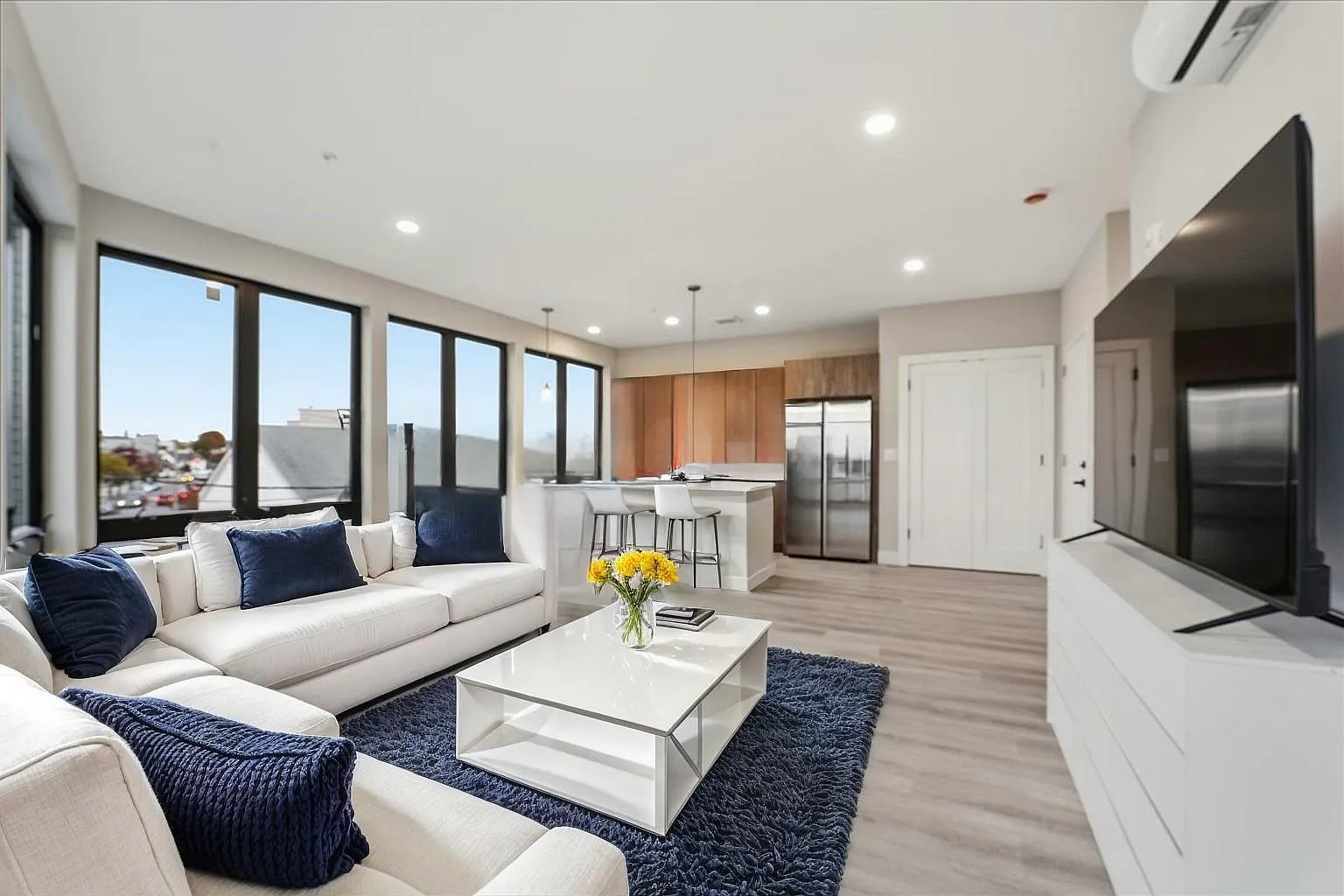2 bed, 1000 sqft, $3,600 — Photo 3