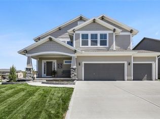 5201 Meadow View Dr, Shawnee, KS 66226