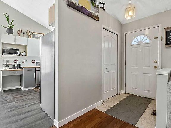3rd image of 52 W Hunters Cres
