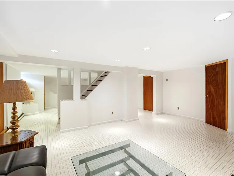 535 Summit St — Photo 26