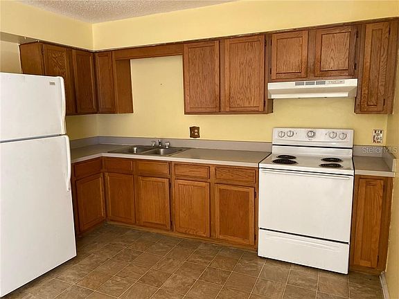 4th image of 136 W Holly Dr