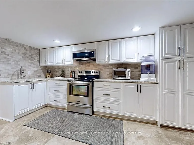 925 Kingsway Dr #BASEMENT — Photo 13