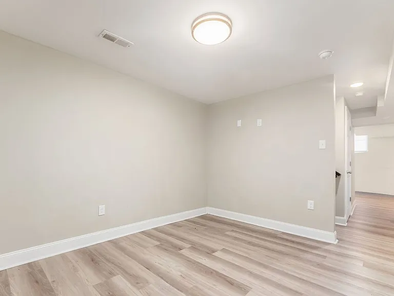 1363 Summit St — Photo 21