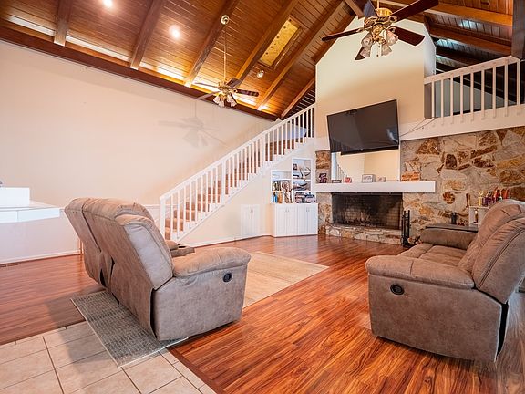 3rd image of 2220 Bridlewood Dr