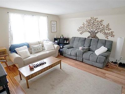 5th image of 101 Miller St