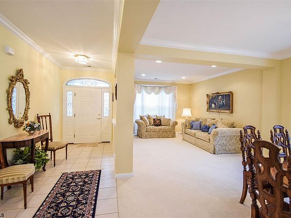 3rd image of 157 Southampton Dr