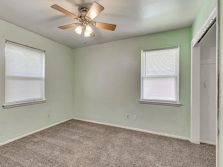 820 E Carroll Ln — Photo 7