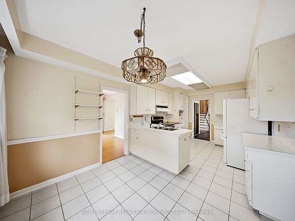 5th image of 28 Bemersyde Dr