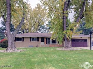 1106 S Trail Ln, Saint Joseph, MI 49085