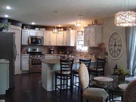 4th image of 2511 Saint Charles Ave