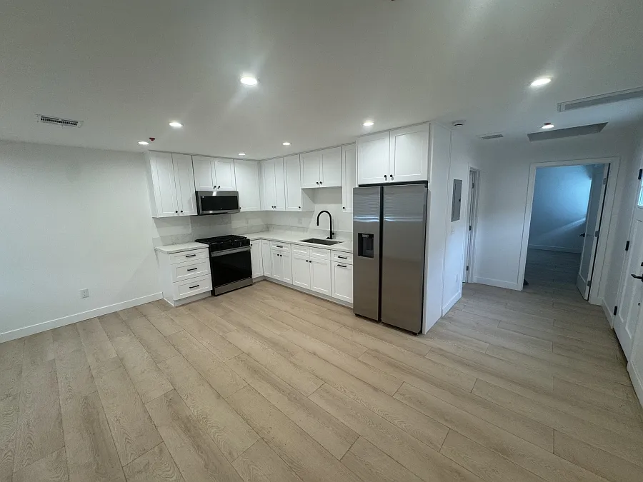 8203 Greenbush Ave