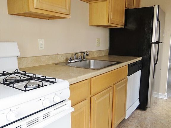 3rd image of 1519 Green St APT 3R