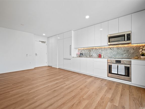 4th image of 987 Queen St #2503
