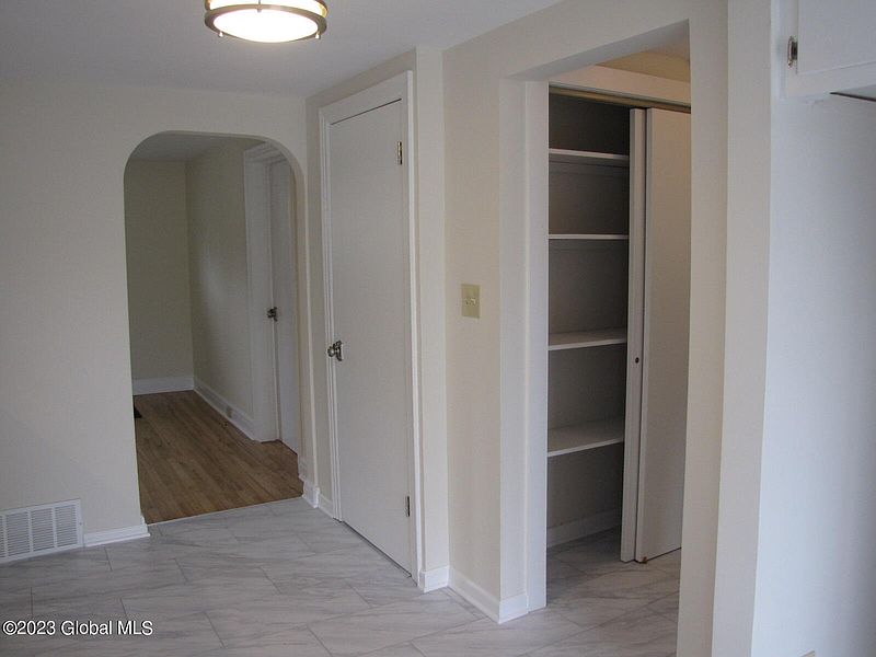 5th image of 821 Kings Road