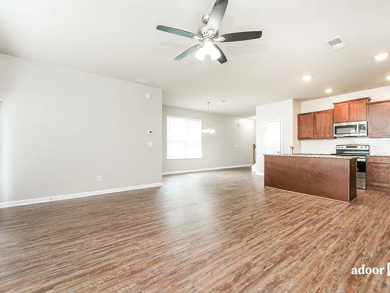 1327 Bass Ln — Photo 4