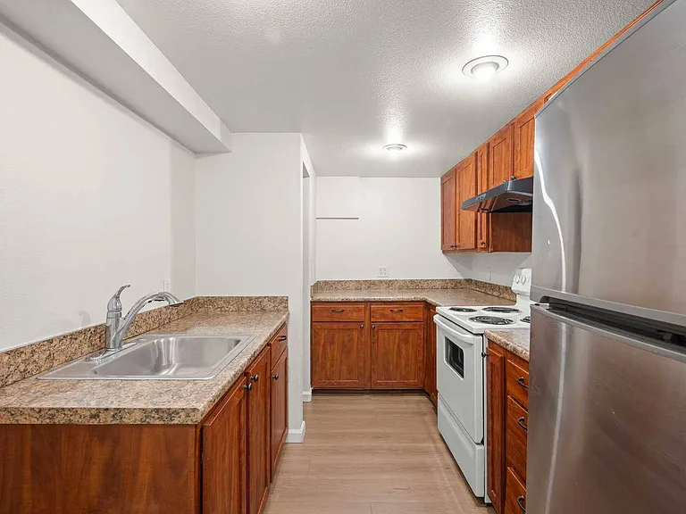 639 8th Ave — Photo 32