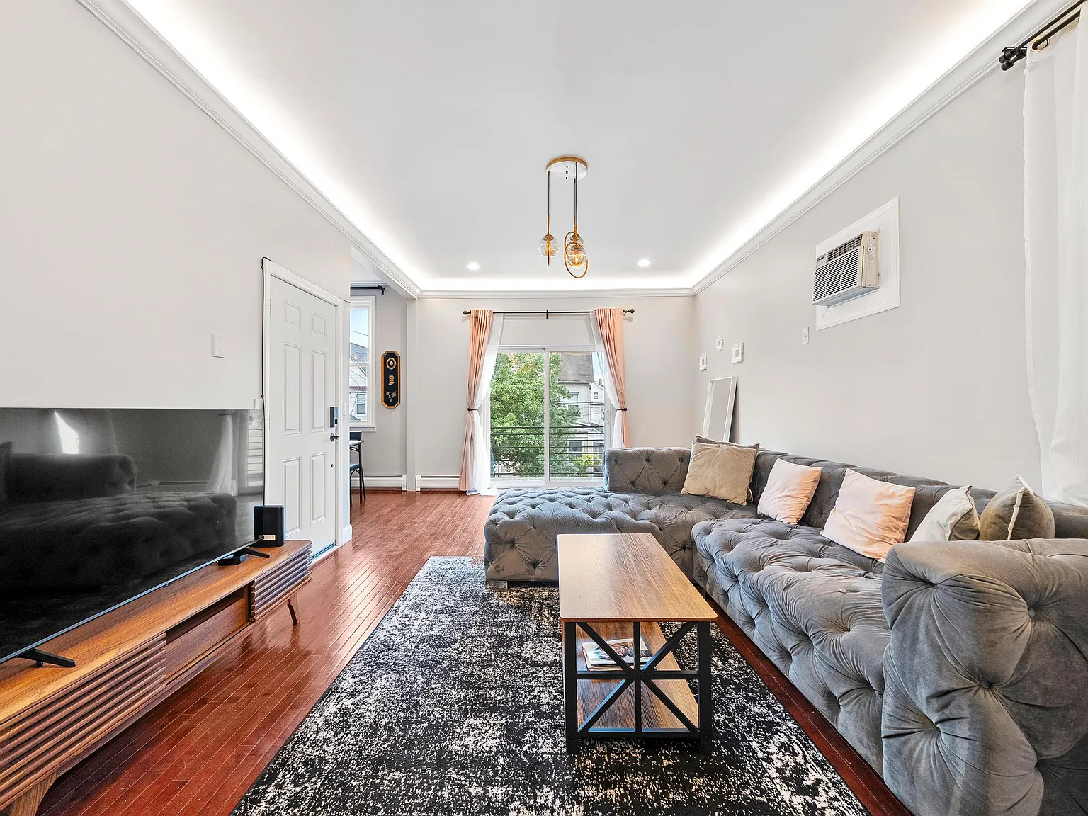 3 bed, 1.0 bath, $3,000 — Photo 3