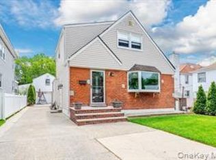 25214 82nd Rd, Bellerose, NY 11426