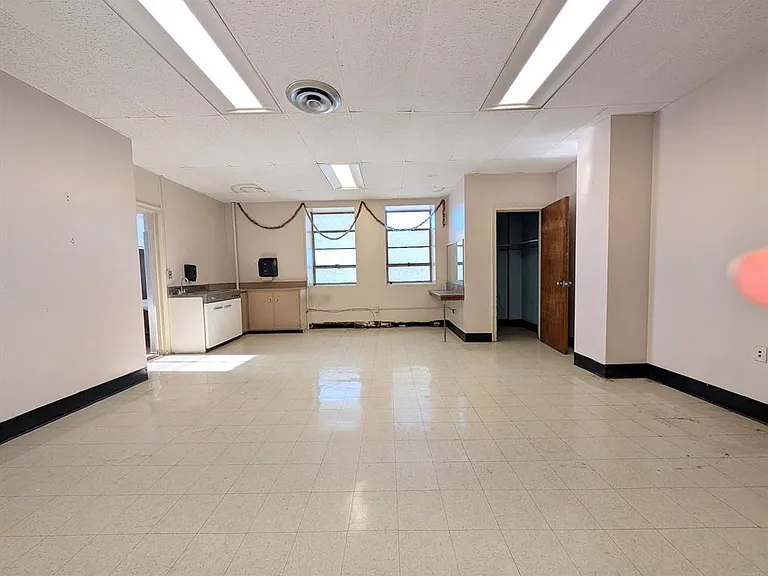 1071 E Main St #1 — Photo 33