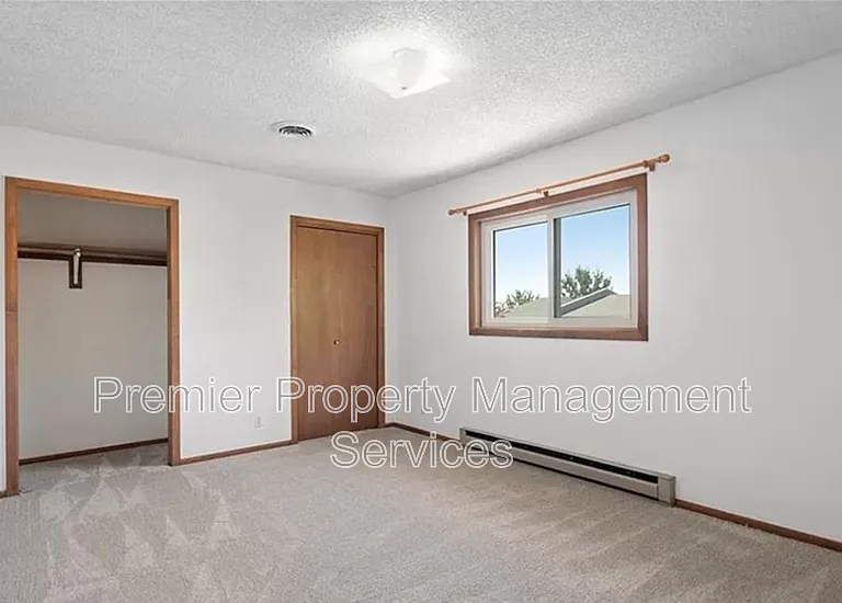 300 Aristocrat Dr — Photo 6