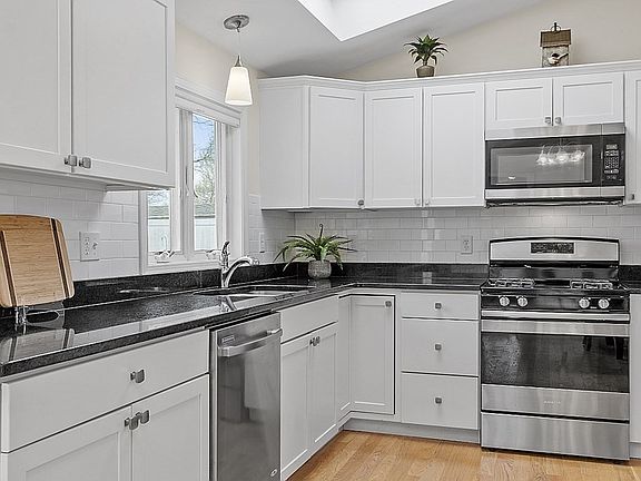 5th image of 27 Riverview Dr