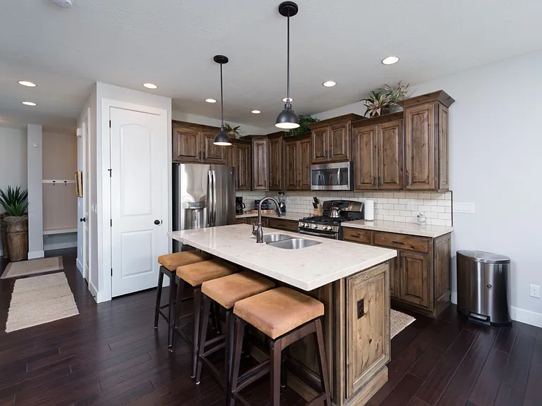 832 S Edgewater Ct — Photo 3