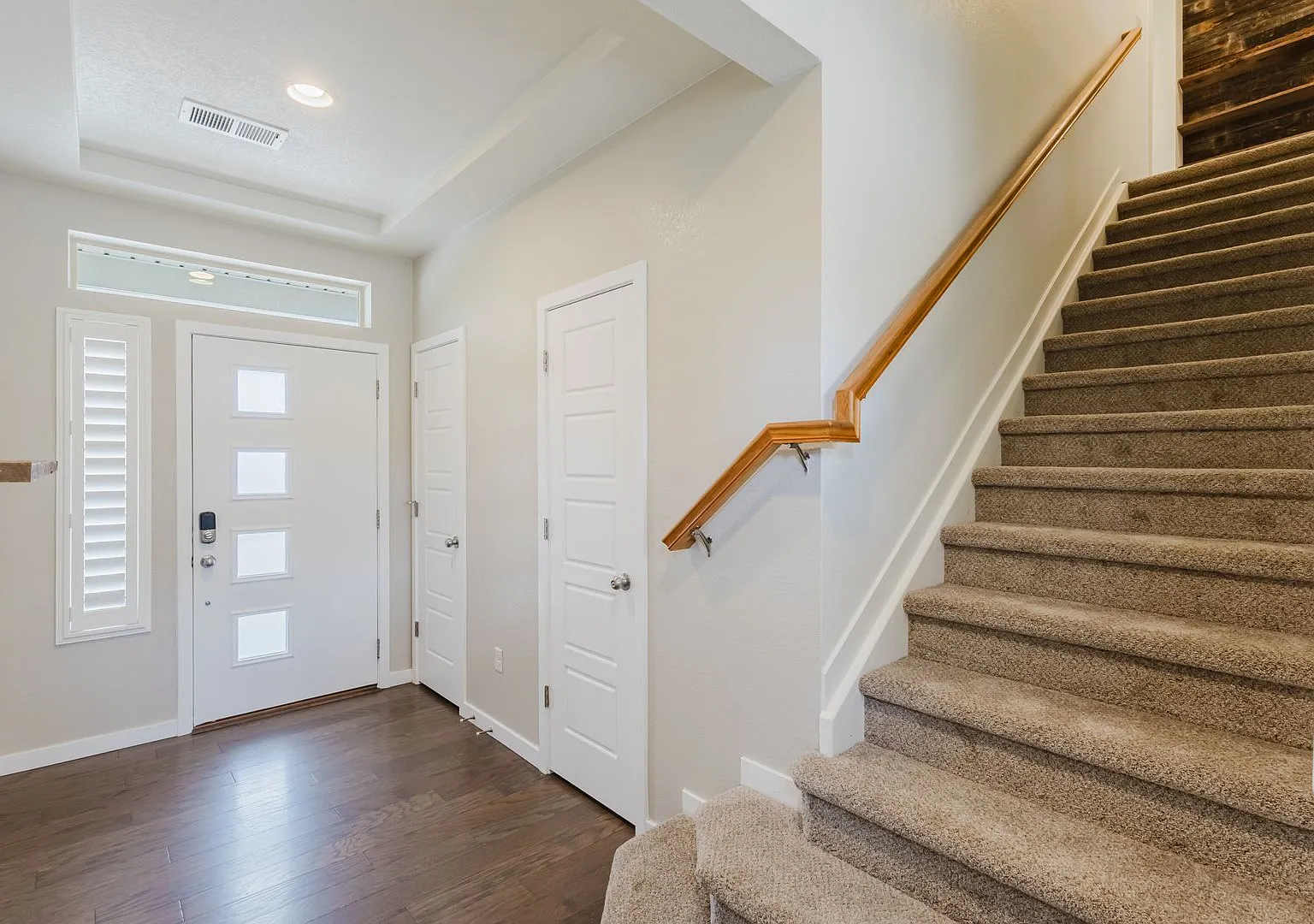 Immaculate 5bedroom like new in The Meadows! — Photo 2