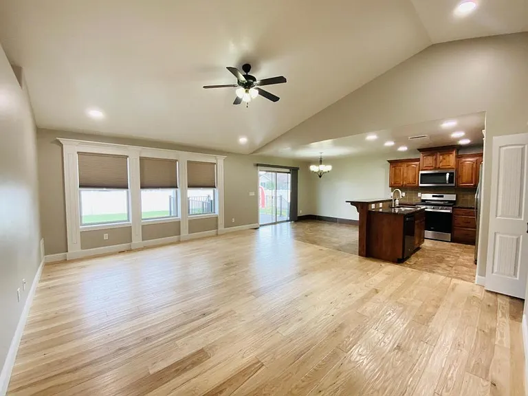 708 Emma Ct — Photo 4