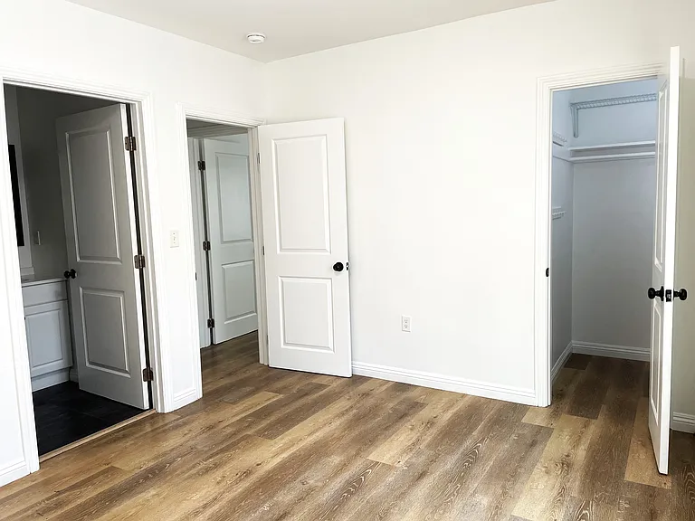 831 E 82nd St — Photo 33