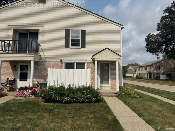 24404 Meadow Bridge Dr, Clinton Township, MI 48035