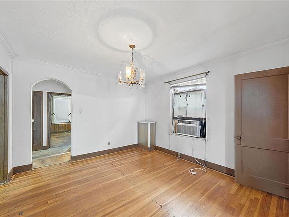 4th image of 3647 Bowen St