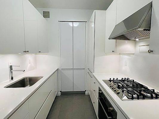5th image of 200 E 69th St APT 18B