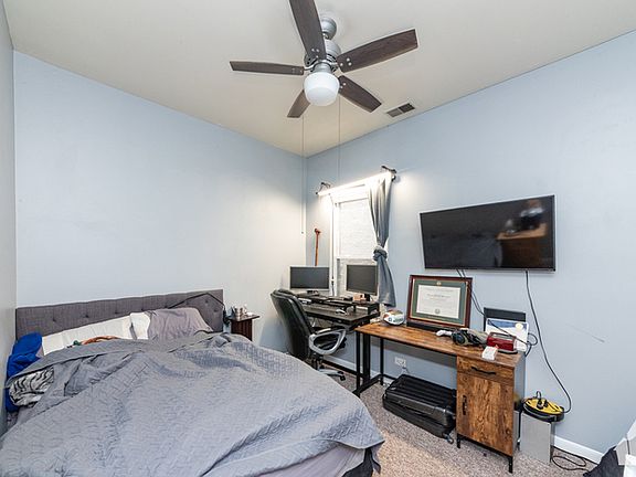 4th image of 1057 W Cornelia Ave #2F