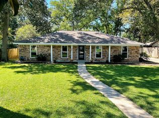 55 N Shamrock Ct, Lake Jackson, TX 77566