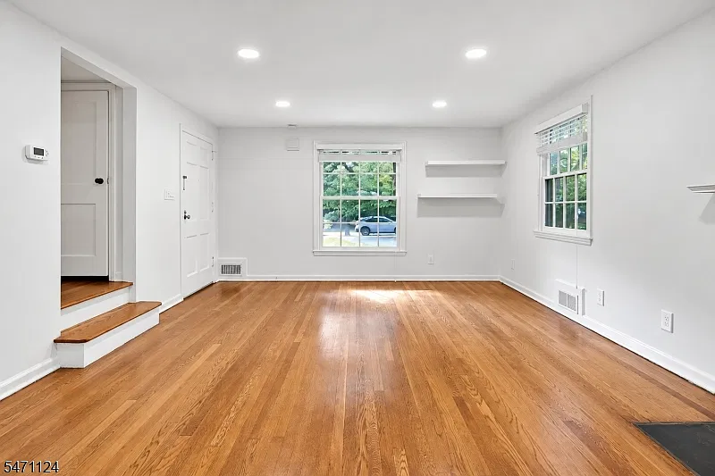 2 bed, 1.0 bath, $3,100 — Photo 2