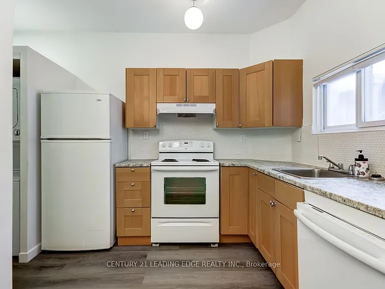 104 Leslie St E #MAIN FL — Photo 5