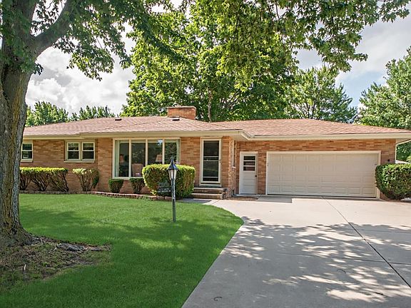 2nd image of 1850 Sherwood Dr