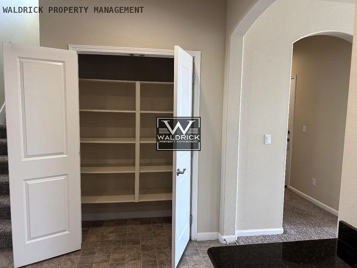4 bed, 2.5 bath, 1833 sqft, $3,995 — Photo 2