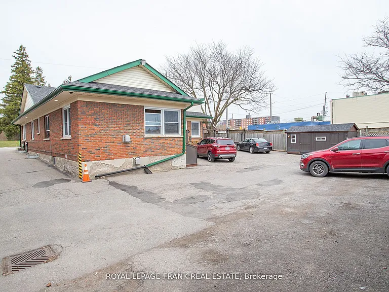 21 Beatrice St W #B — Photo 2