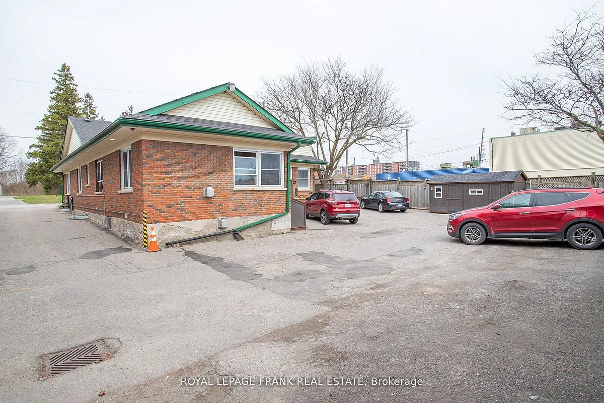Building Photo - 21 Beatrice St W #B