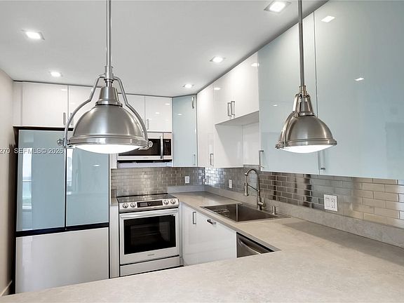 5th image of 100 Bayview Dr APT 1008