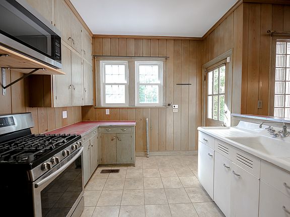 5th image of 517 E 3rd St